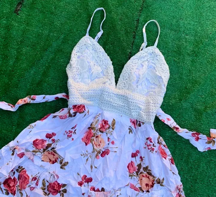 Robe courte fleurs bretelles blanches 2
