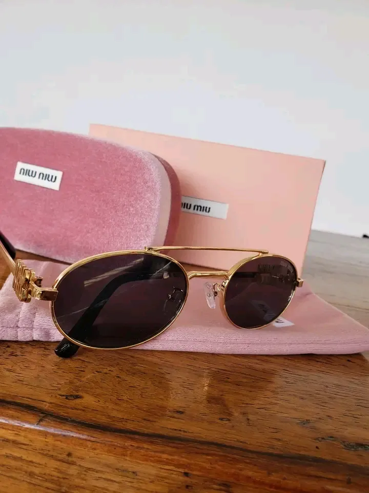 Lunettes de soleil Miu Miu ovales dorées 6