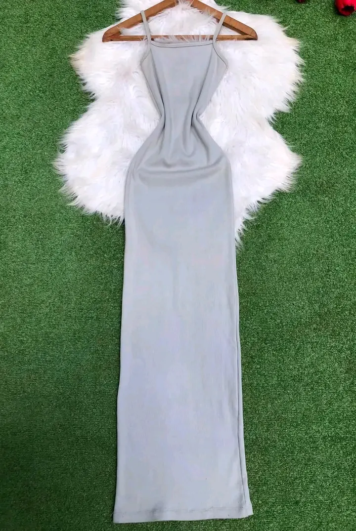 Robe longue grise avec étole fourrure blanche