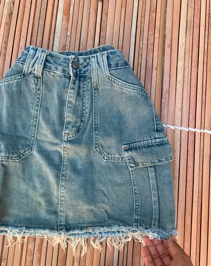 Jupe en denim cargo délavé ourlet effiloché 2
