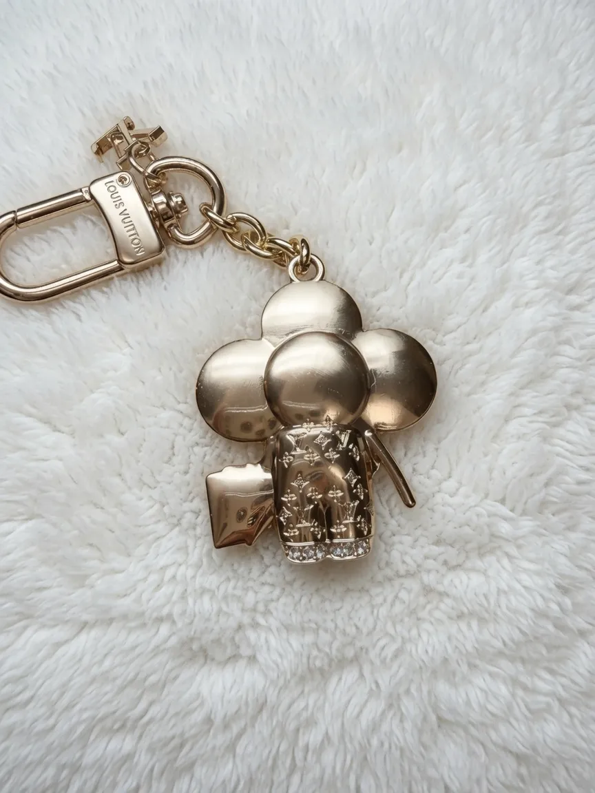 Porte-clés doré avec pendentifs géométriques 4