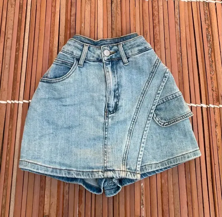 Short en jean bleu clair délavé 4