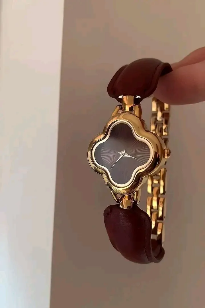 Montre analogique dorée cadran trèfle noir