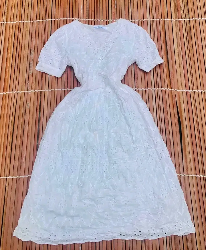 Robe blanche broderie anglaise manches courtes 3