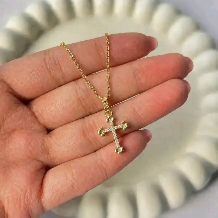 Collier croix dorée avec strass
