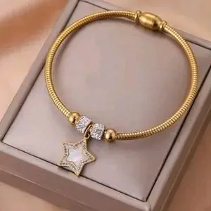 Bracelet chaîne dorée charm cœur 3