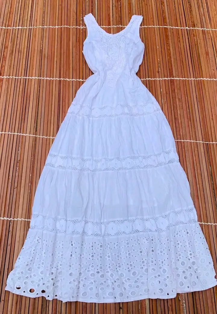 Robe longue blanche ajourée fluide 5