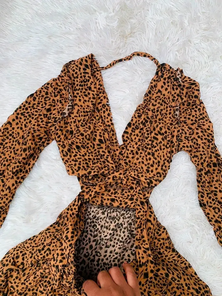 Robe léopard manches longues dos nu