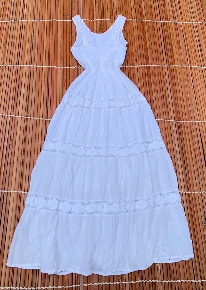 Robe longue blanche ajourée fluide