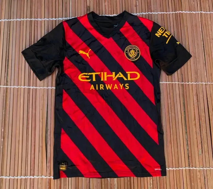 T-shirt noir et rouge sport 4
