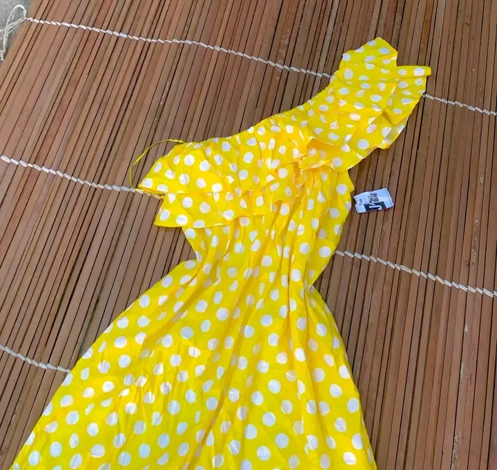 Robe jaune à pois blancs 2