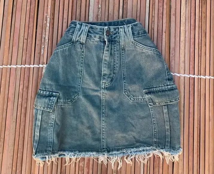 Jupe en denim cargo délavé ourlet effiloché