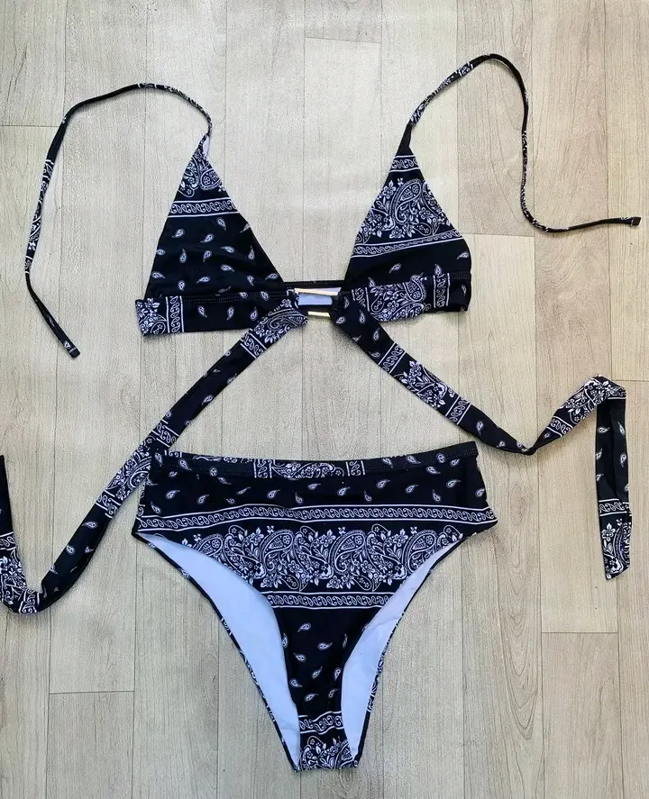 Bikini bandeau noir motifs cachemire 2