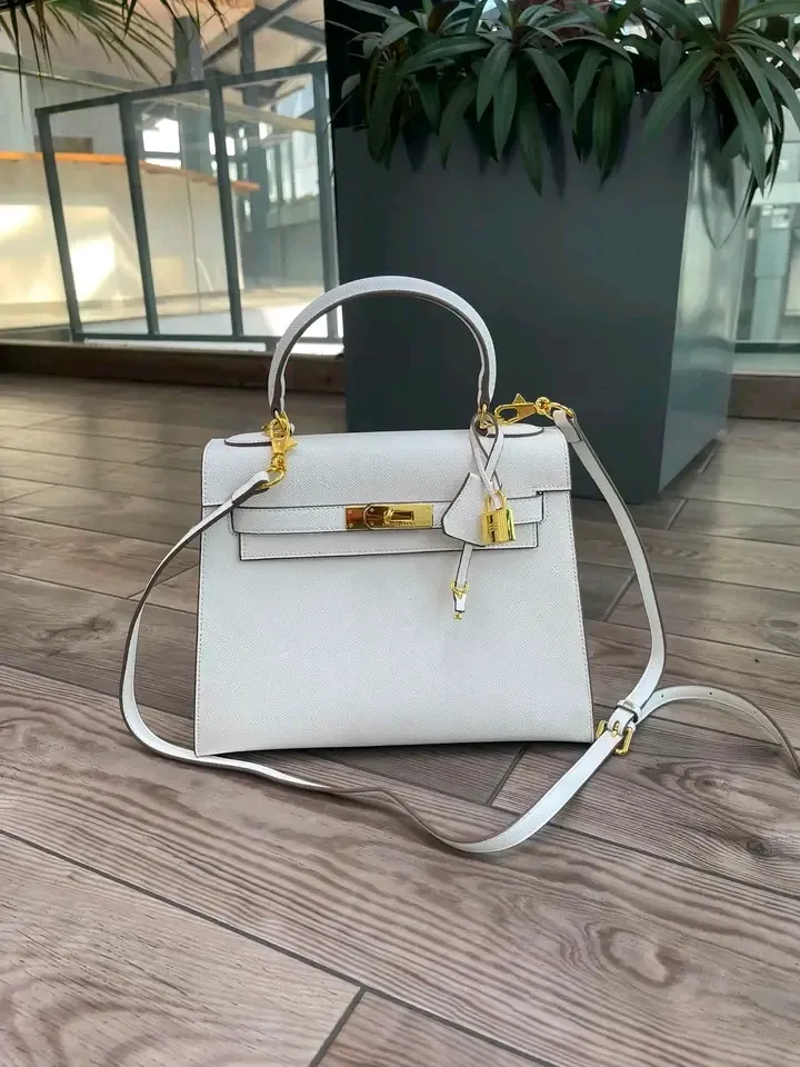 Sac à main blanc bandoulière chaîne dorée 4