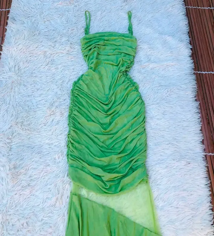 Robe longue verte bretelles froncée 2