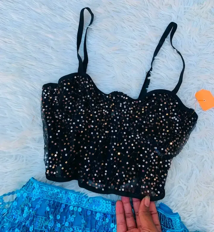 Bustier noir et jupe paillettes bleues 2
