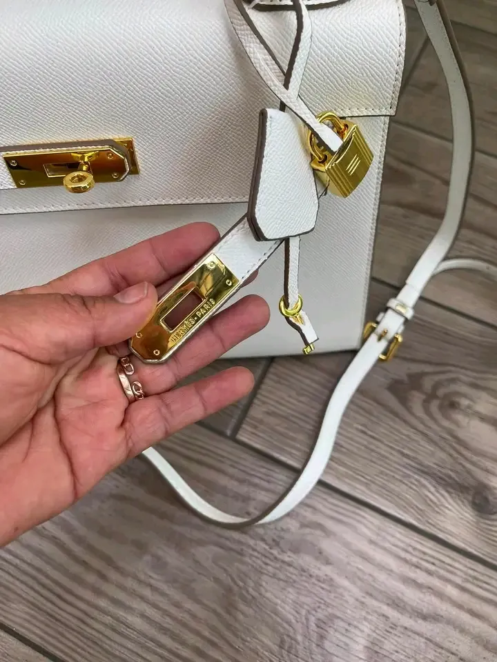 Sac à main blanc bandoulière chaîne dorée