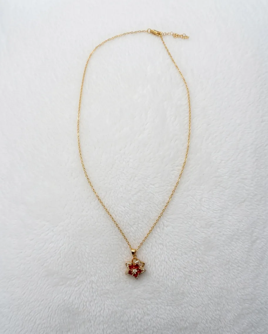 Collier chaîne dorée pendentif étoile rouge