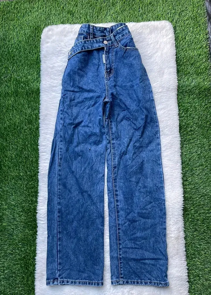 Jean bleu taille haute poches plaquées 4
