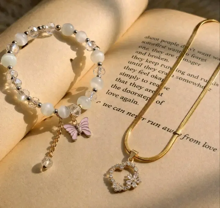 Bracelet perles blanches avec pendentif papillon
