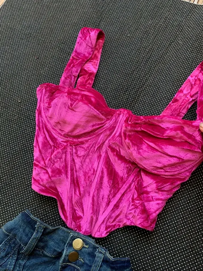 Ensemble rose fuchsia et jupe en denim 2