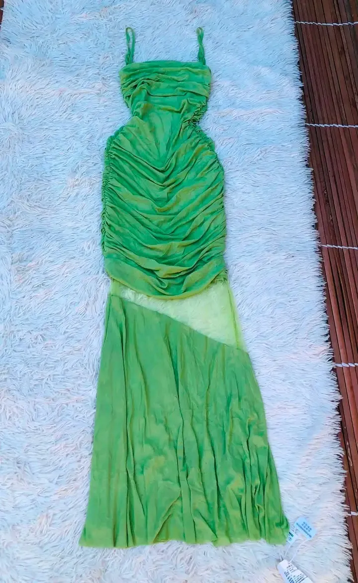 Robe longue verte bretelles froncée 3