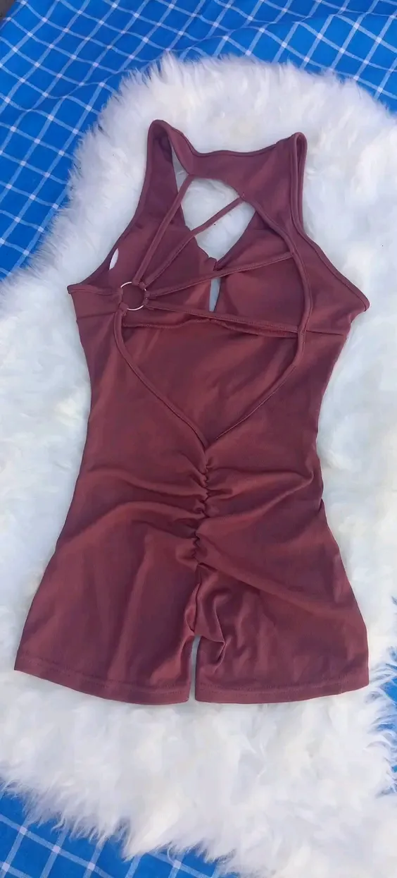 Maillot de bain une pièce bordeaux avec découpes 4