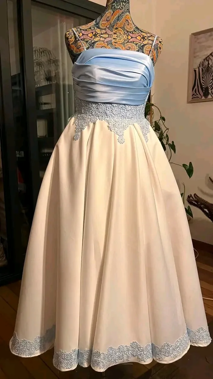 Robe de soirée blanche ceinture bleue 3