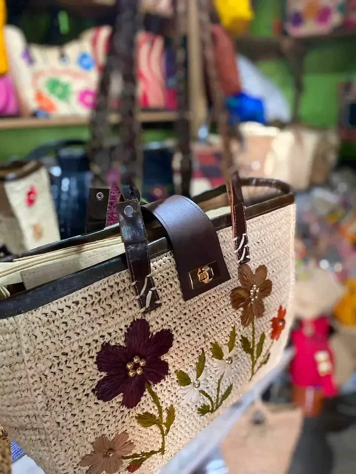 Sac à main toile fleurs brodées anses tressées 2