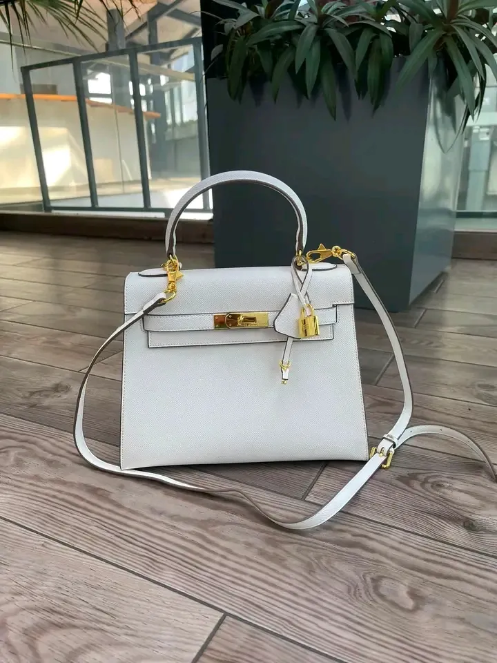 Sac à main blanc bandoulière chaîne dorée 3