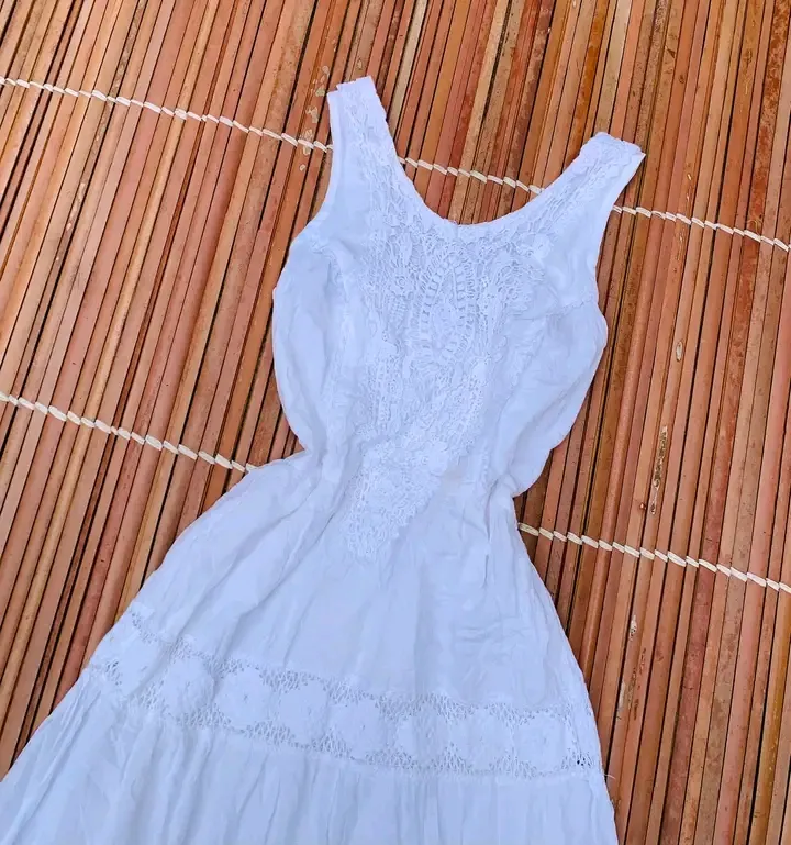 Robe longue blanche ajourée fluide 2