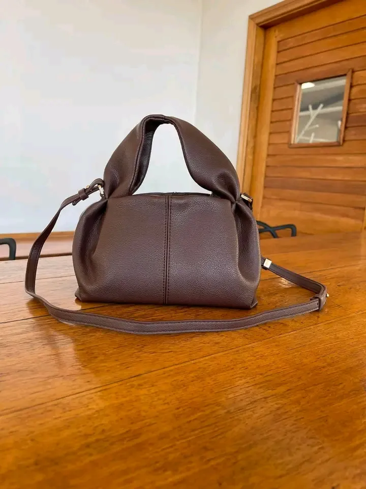 Sac à main cuir taupe avec bandoulière 2