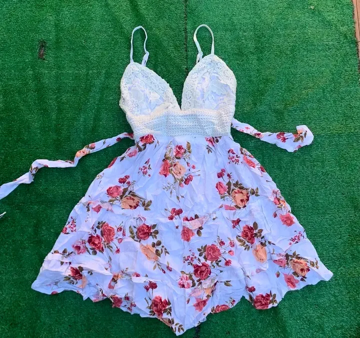 Robe courte fleurs bretelles blanches