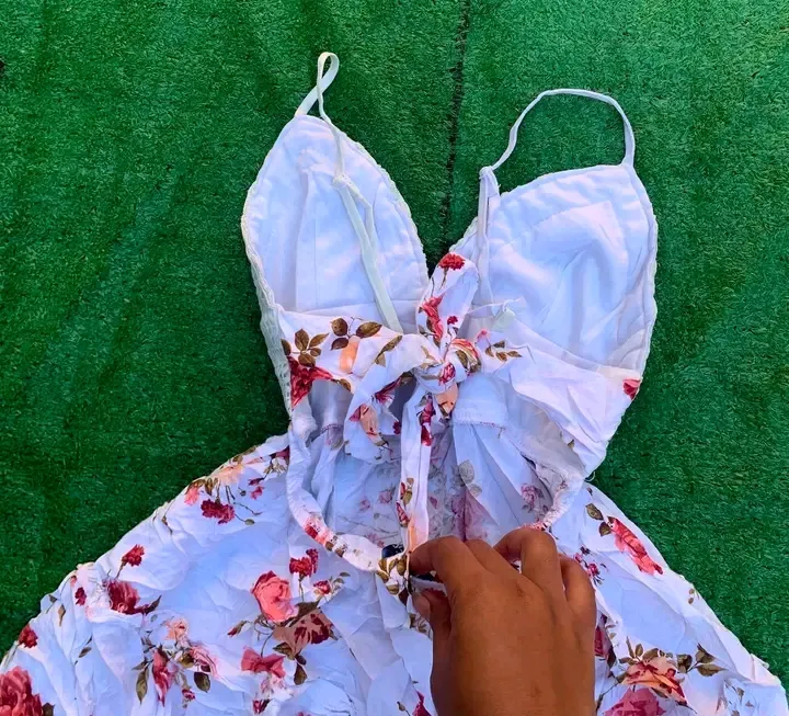Robe courte fleurs bretelles blanches 3