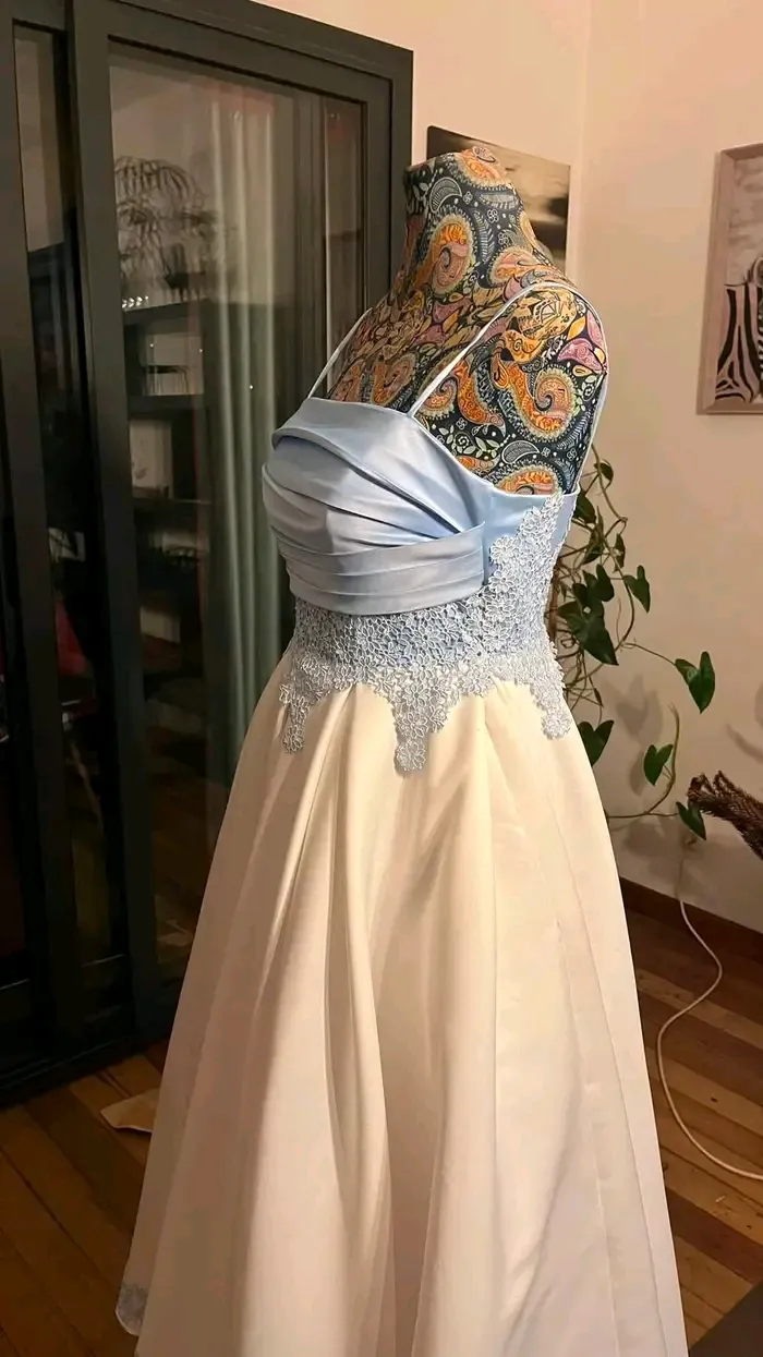 Robe de soirée blanche ceinture bleue 2