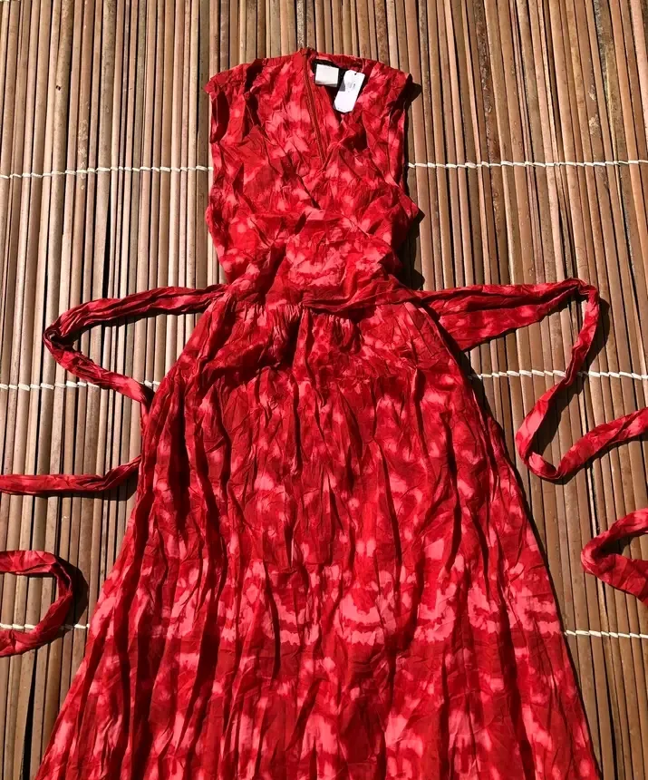 Robe rouge motif fleuri col halter 2