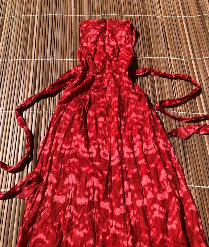 Robe rouge motif fleuri col halter 3