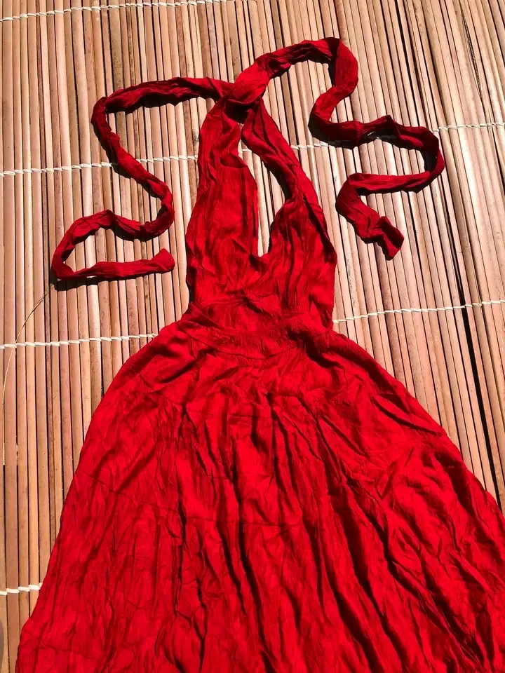 Robe rouge volantée à col halter 2