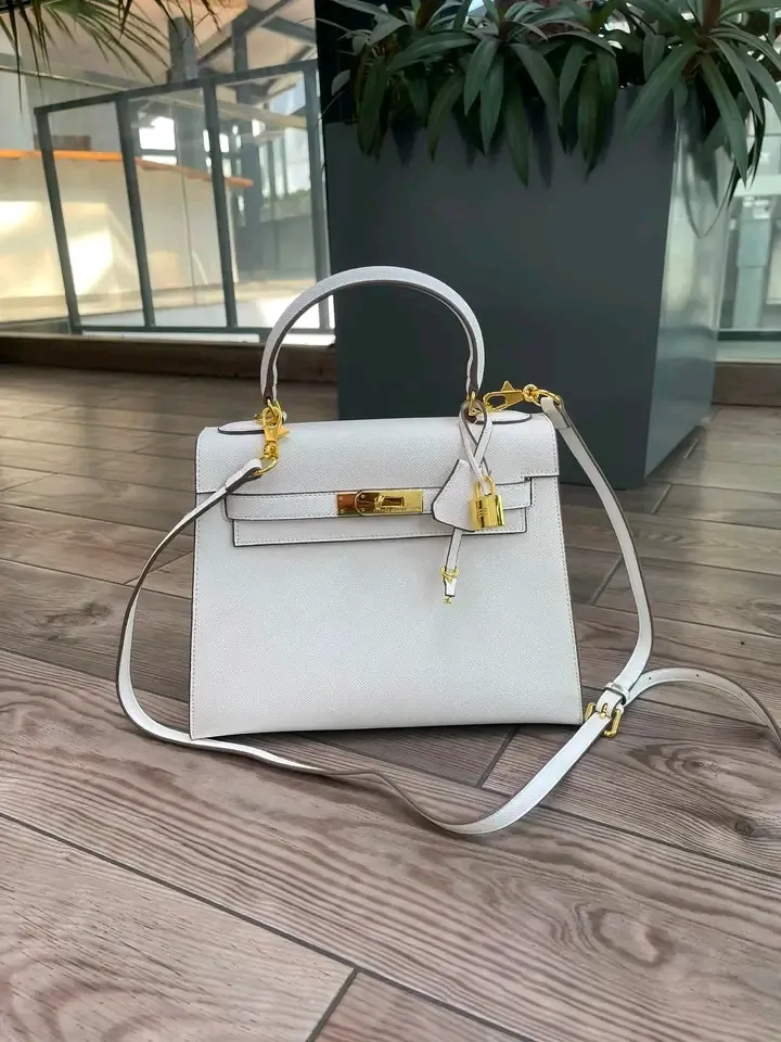 Sac à main blanc bandoulière chaîne dorée 2