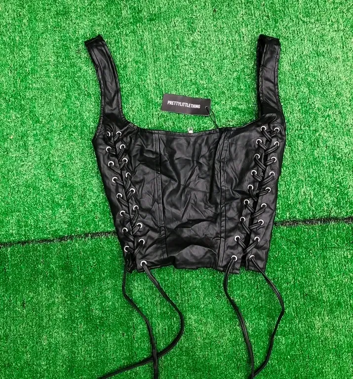 Crop top en lacets cuire noir avec fermeture éclair 3