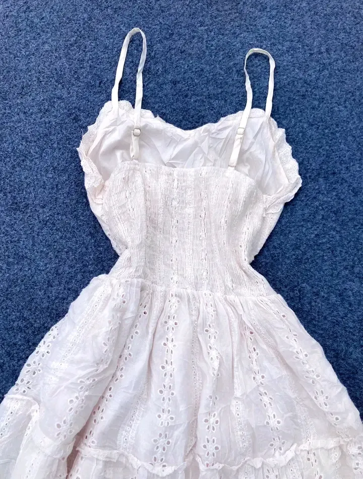 Robe blanche à bretelles coton ajouré