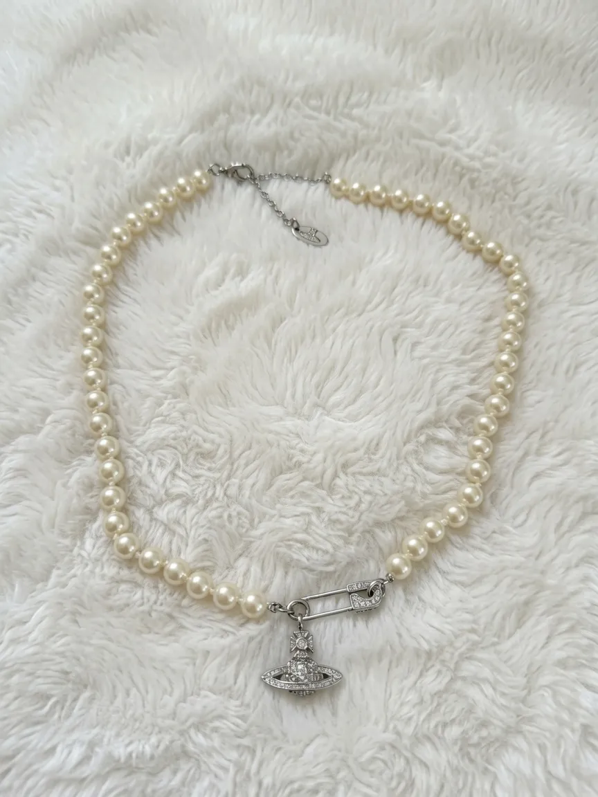 Collier perles avec pendentif strass