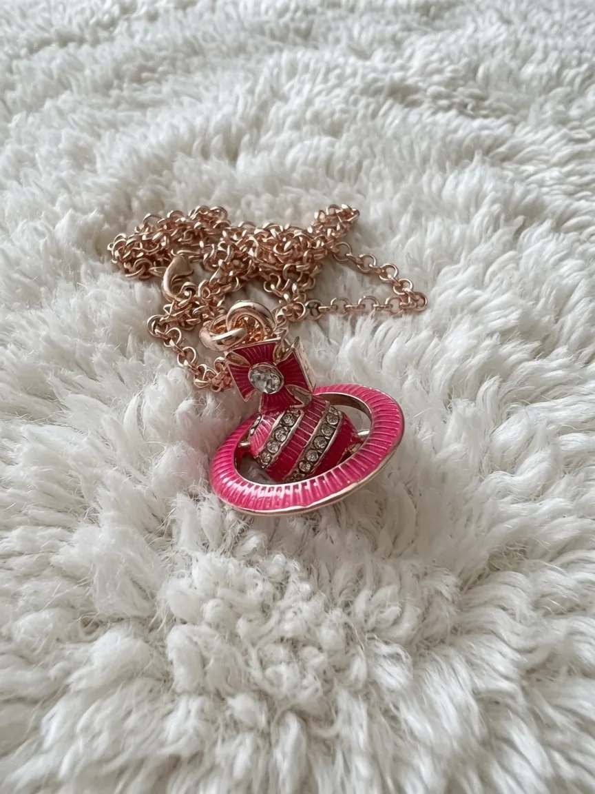 Collier Vivienne Westwood pendentif rose et chaîne dorée 3
