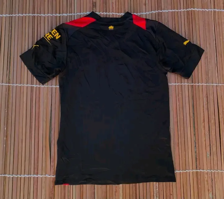 T-shirt noir et rouge sport