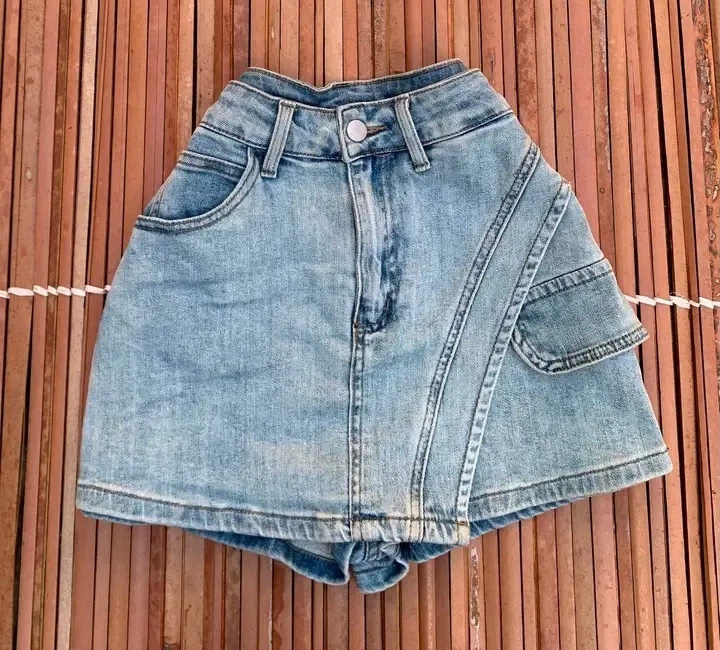 Short en jean bleu clair délavé 3
