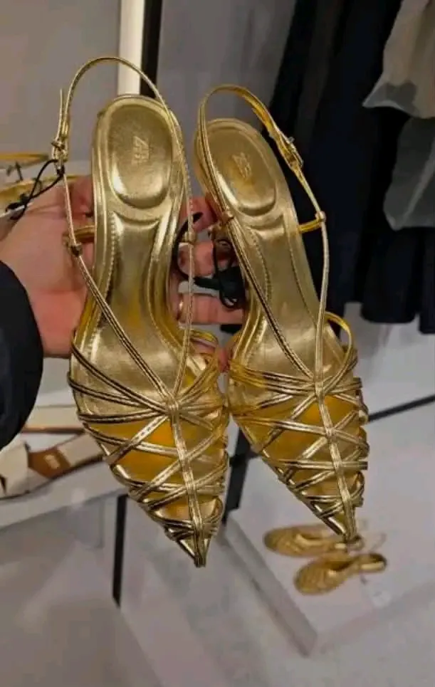 Sandales ZARA dorées à talons aiguilles 3