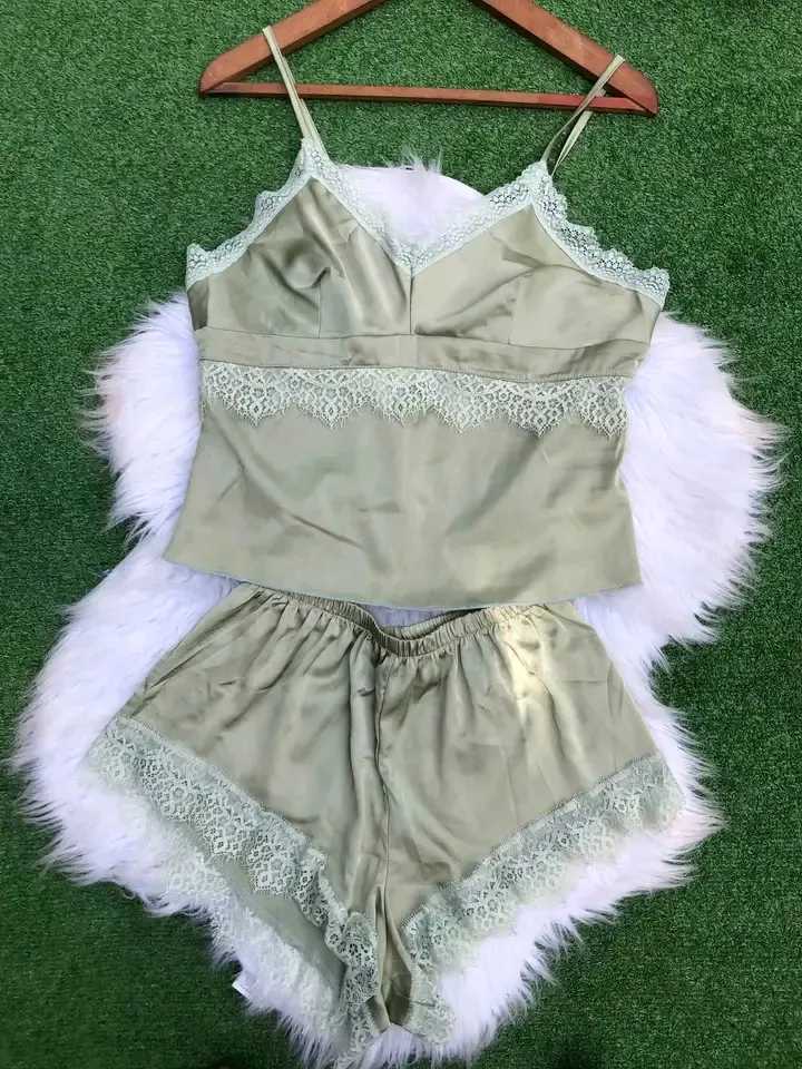 Ensemble lingerie satin beige et plumes blanches 2