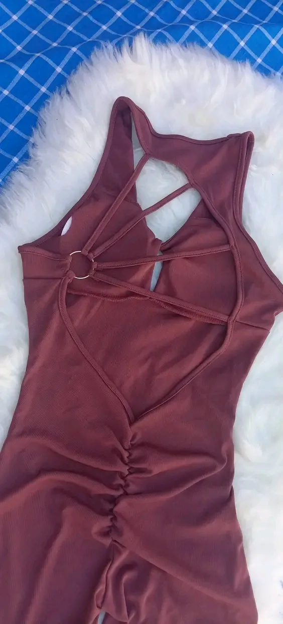 Maillot de bain une pièce bordeaux avec découpes