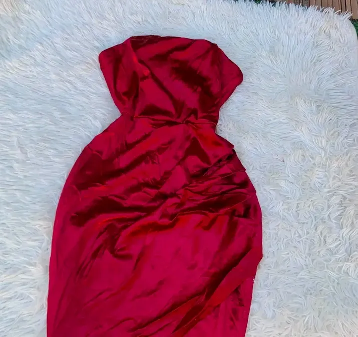 Robe rouge bustier drapée courte 4