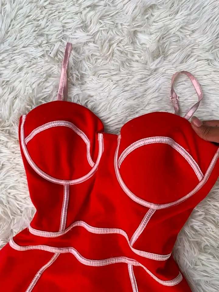 Robe rouge bustier avec bandes blanches 2